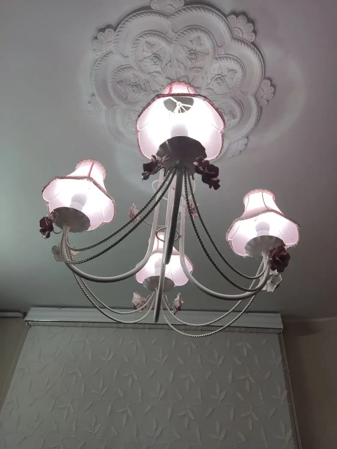 لوسترسفید گلدار چهار شاخه ای مدرن در حد نو|لوستر و چراغ آویز|فردیس, فردیس|دیوار