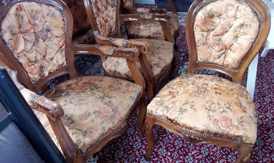 یک عدد مبل سه نفره و پنج عدد تک نفره|مبلمان خانگی و میز عسلی|بندر انزلی, ژاندارمری|دیوار