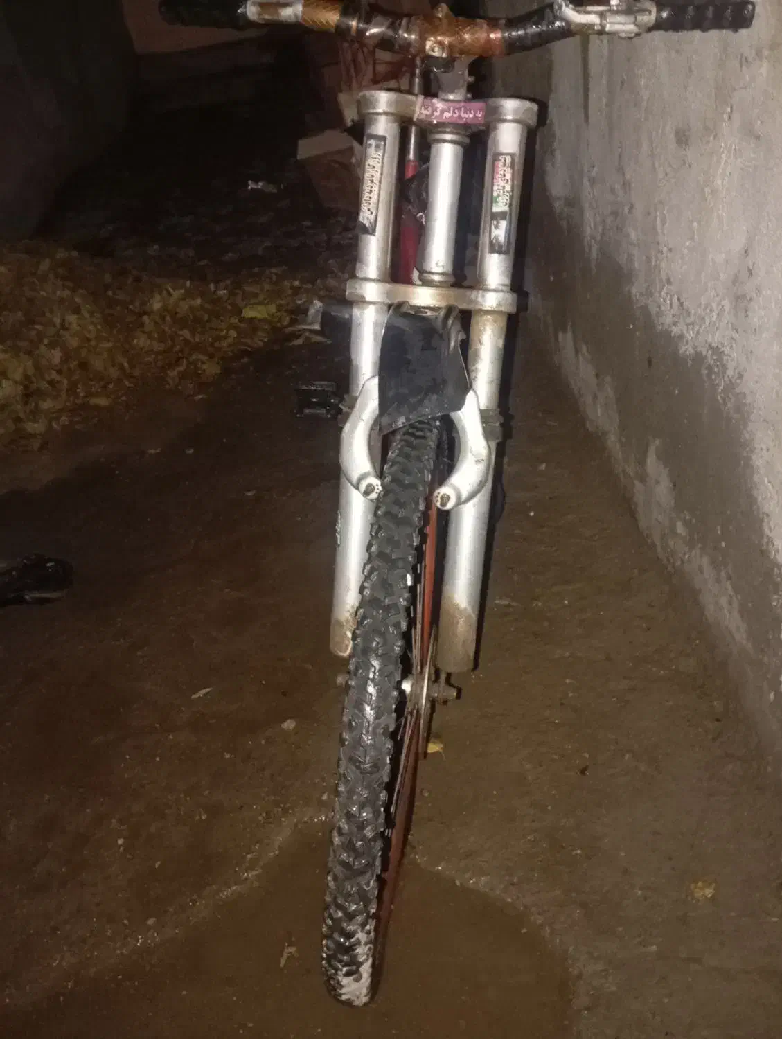 دوچرخه|دوچرخه، اسکیت، اسکوتر|خاش, |دیوار