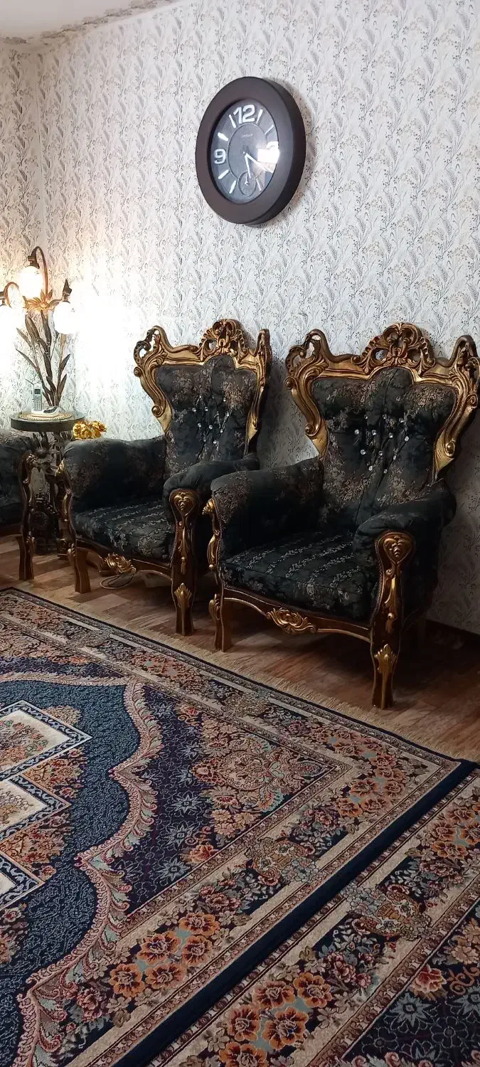 دو عدد فرش و یکدست مبل ۹ نفره|مبلمان خانگی و میز عسلی|مهاجران, |دیوار