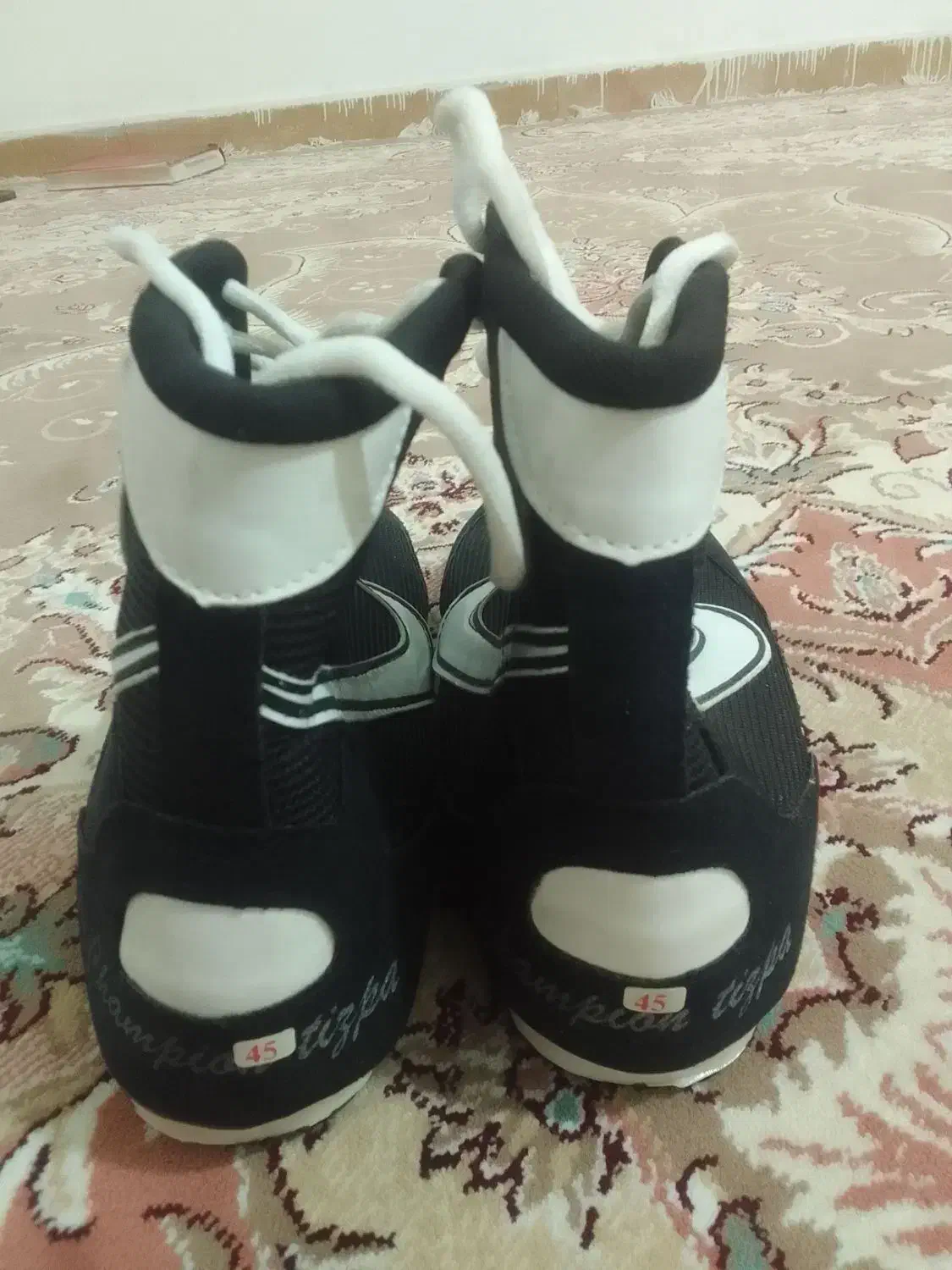 کفش ورزشی بوکس|تجهیزات ورزشی|هشتگرد, هشتگرد قدیم|دیوار