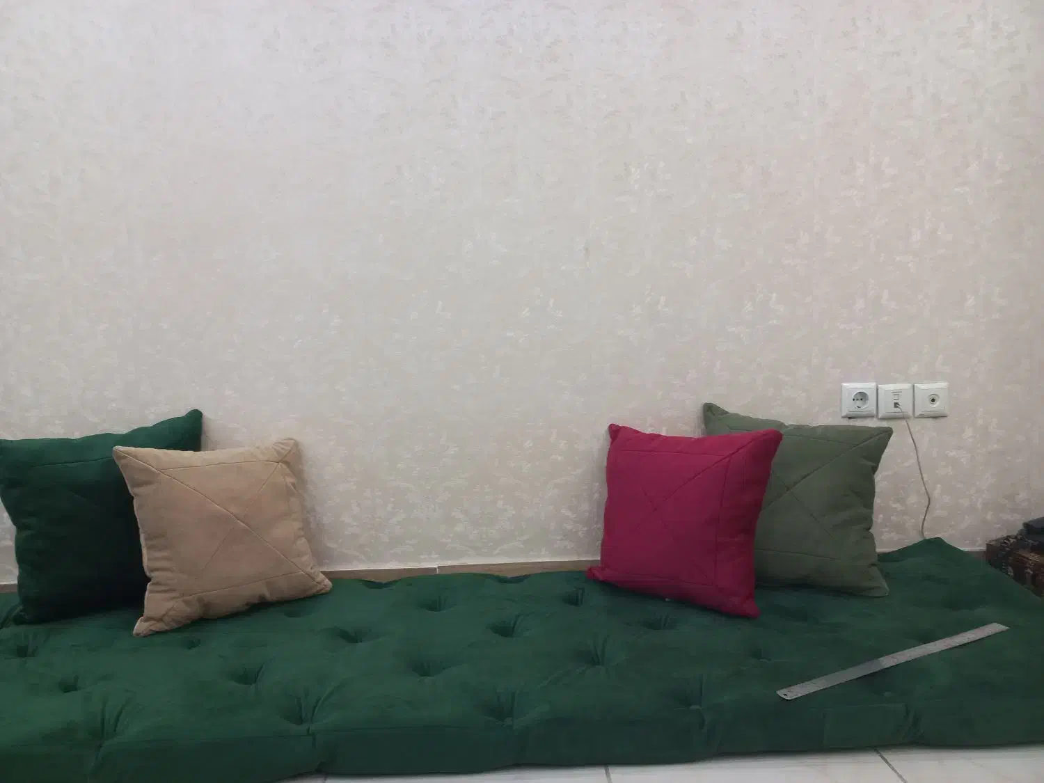 نشیمن|مبلمان خانگی و میز عسلی|رشت, رودباری|دیوار