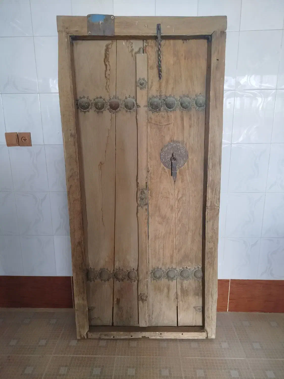 درب چوبی قدیمی|کلکسیون اشیاء عتیقه|نجف‌آباد, کهریزسنگ|دیوار