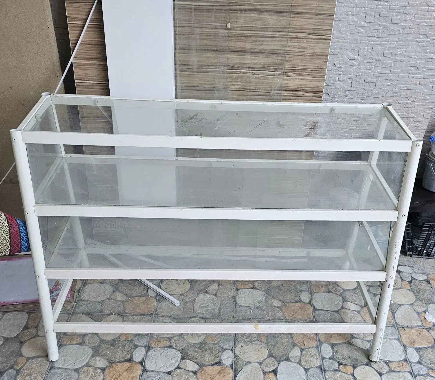 ویترین۲عدد،یک عدد گاز رو میزی وسایل قلعه تل هستن|بوفه، ویترین، کنسول|باغ ملک, |دیوار