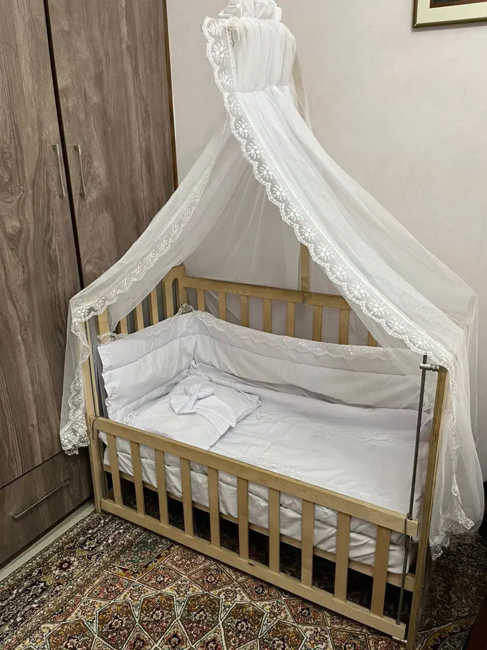 تخت کودک (چوبی)|تخت و صندلی بچه|رشت, لاکانی|دیوار