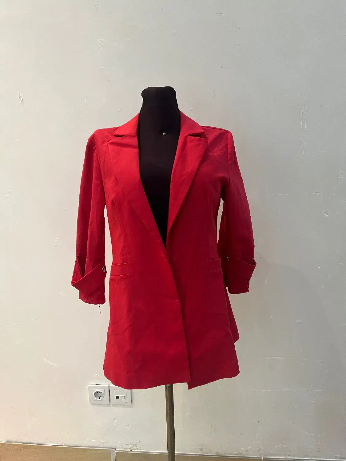 کت صورتی|لباس|شهریار, شهریار|دیوار