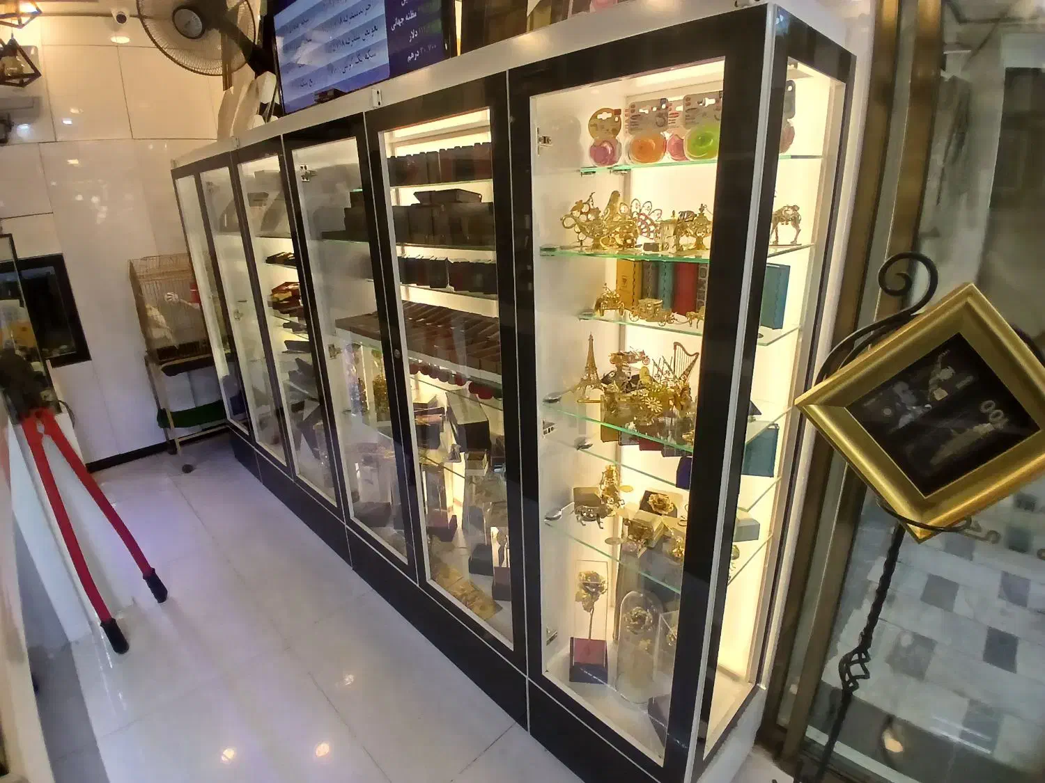 ویترین سه تیکه نو کشو دار|فروشگاه و مغازه|قم, ارم|دیوار