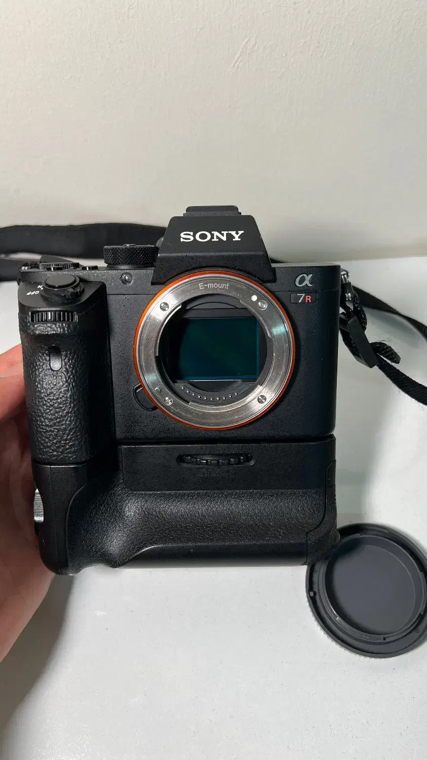 بدنه سونی R2 بهمراه گریپ و لنز سونی ۵۰ میلیمتری1/8|دوربین عکاسی و فیلم‌برداری|تهران, نجات اللهی|دیوار