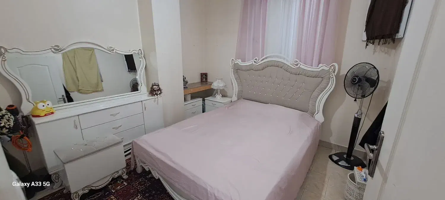 تخت و کمد و پاتختی کنار تخت|تخت و سرویس خواب|شهریار, شهریار|دیوار