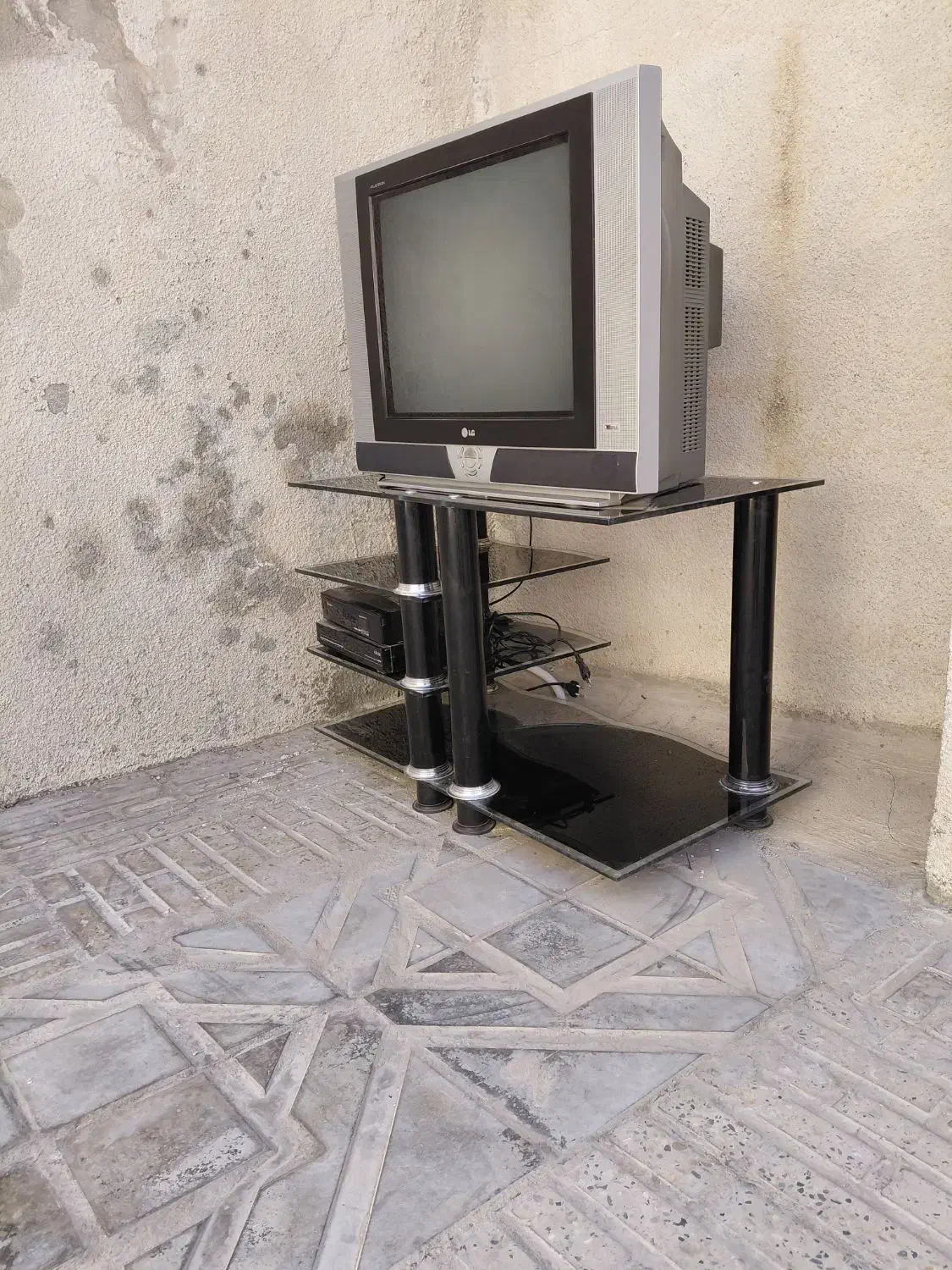 t.v21  اینچ و میز t.v|تلویزیون و پروژکتور|ایلام, |دیوار