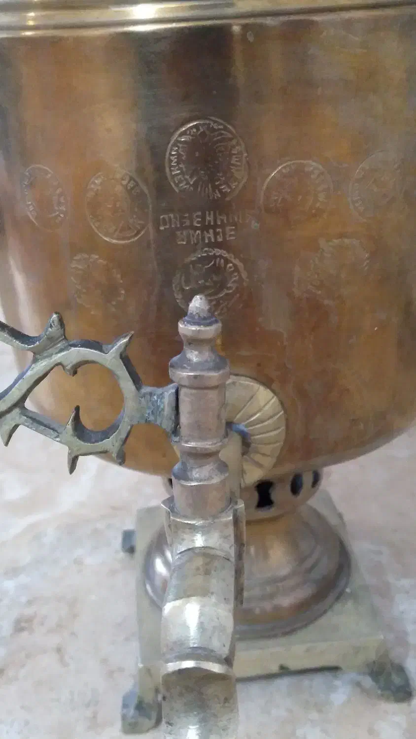 سماور ذغالی قدیمی برنجی سالم قابل استفاده|کلکسیون اشیاء عتیقه|اراک, |دیوار