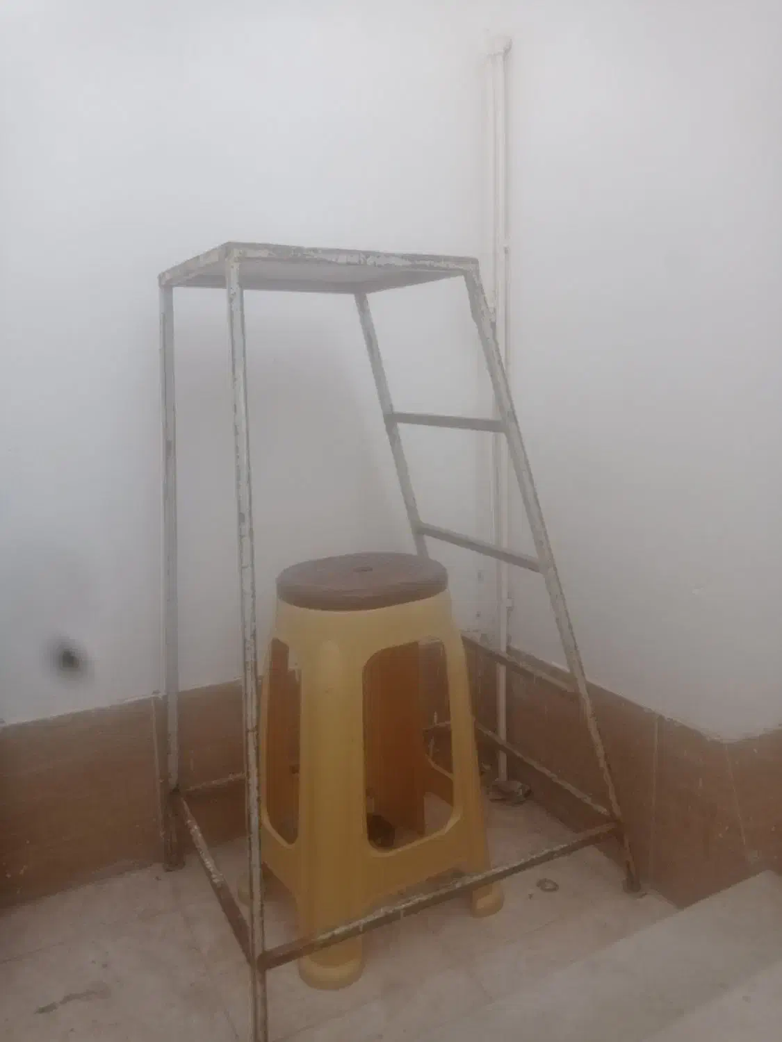 چهار پایه  فلزی|صندلی و نیمکت|گرمسار, |دیوار