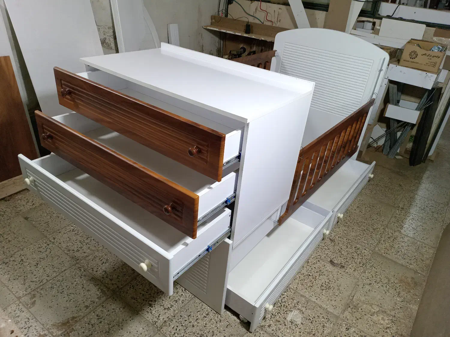 تخت نوزادی باکس دار در طرح و رنگ بدلخواه|تخت و سرویس خواب|پردیس, سیاه سنگ|دیوار