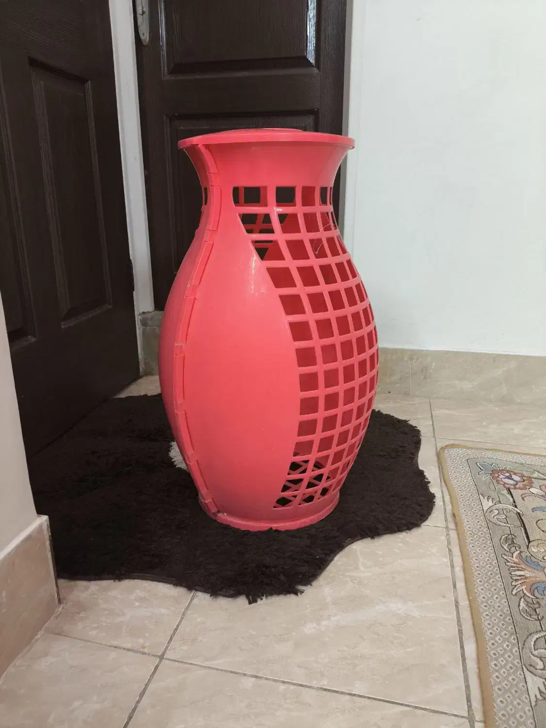 سبد خمره ایی بزرگ|ظروف نگهدارنده، پلاستیکی، یکبارمصرف|اصفهان, باغ فدک|دیوار