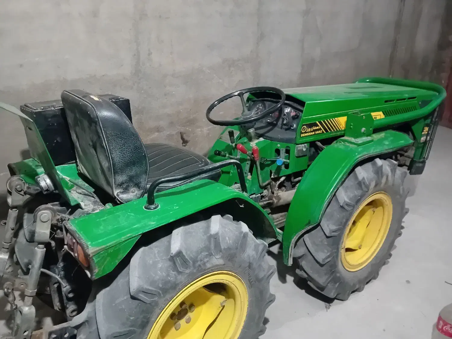 یک دستگاه تراکتور دهقان ورز|خودرو سنگین|کاخک, |دیوار