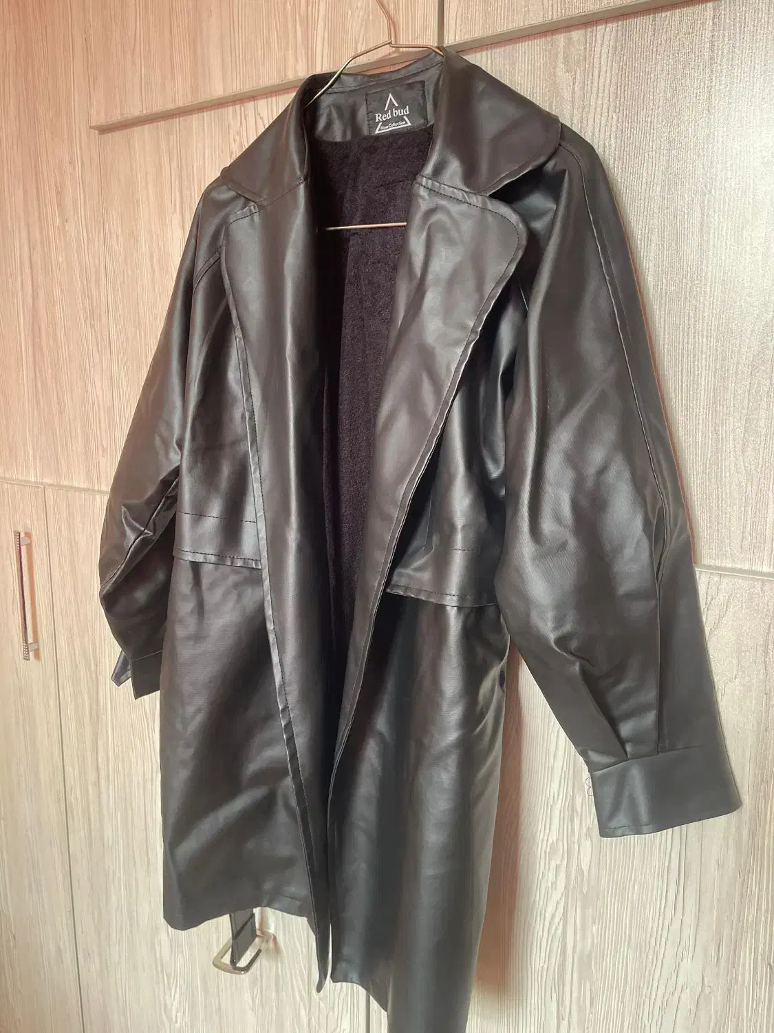 تعدادی لباس نوی زنانه|لباس|رشت, نیروی دریایی|دیوار