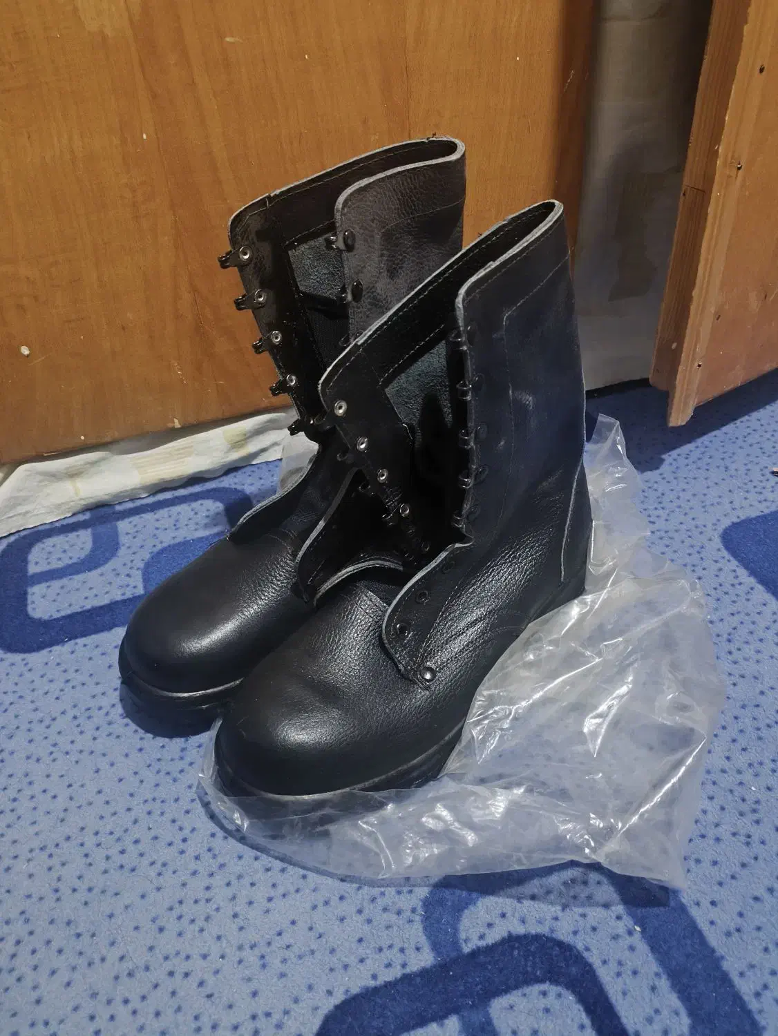 پوتین|کیف، کفش، کمربند|اشتهارد, |دیوار