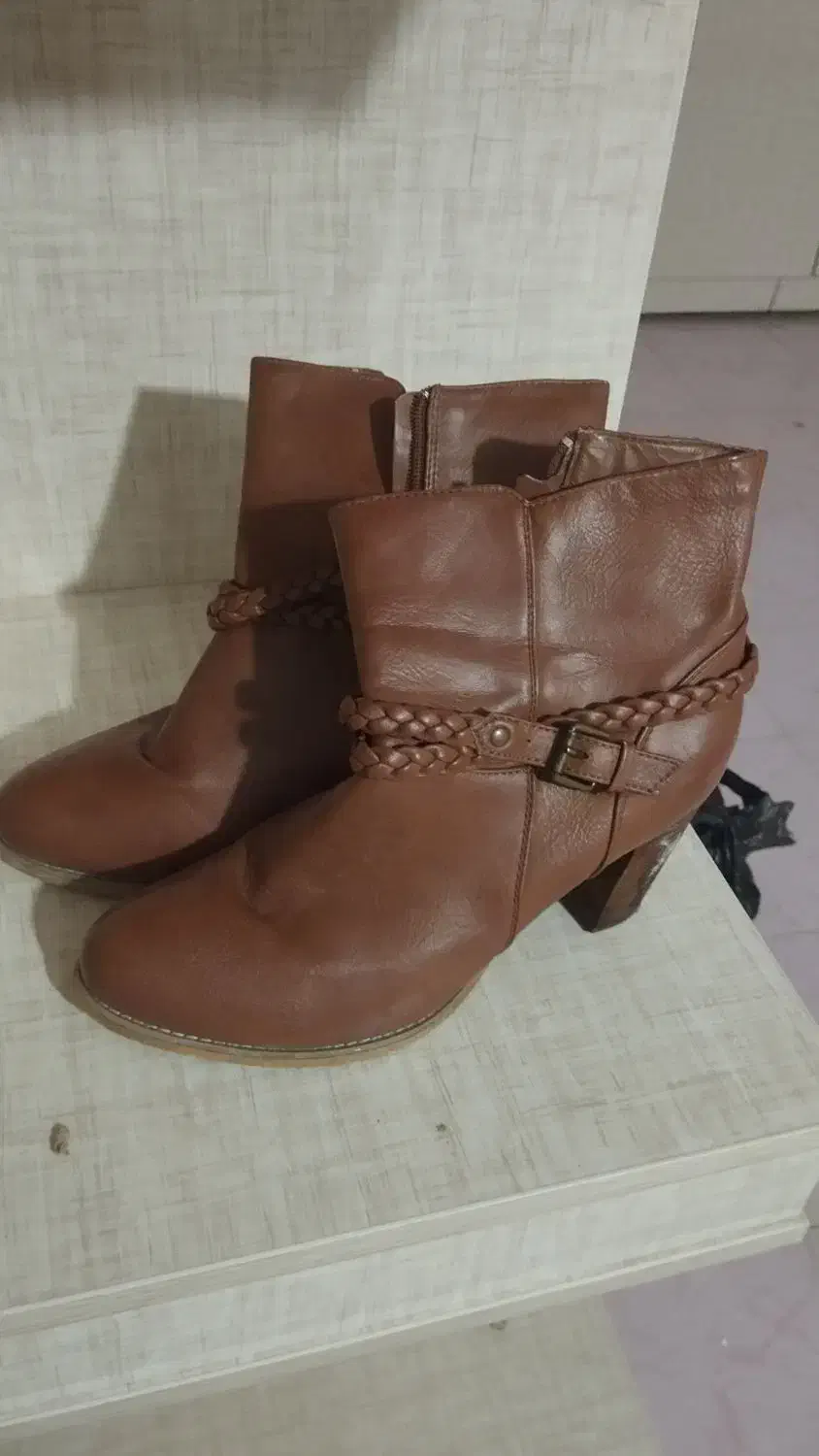 دو جفت نیم بوت در حد نو هستن|کیف، کفش، کمربند|نقده, |دیوار