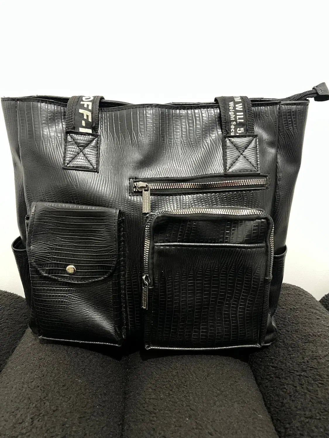 کیف|کیف، کفش، کمربند|گلبهار, شهر جدید گلبهار|دیوار