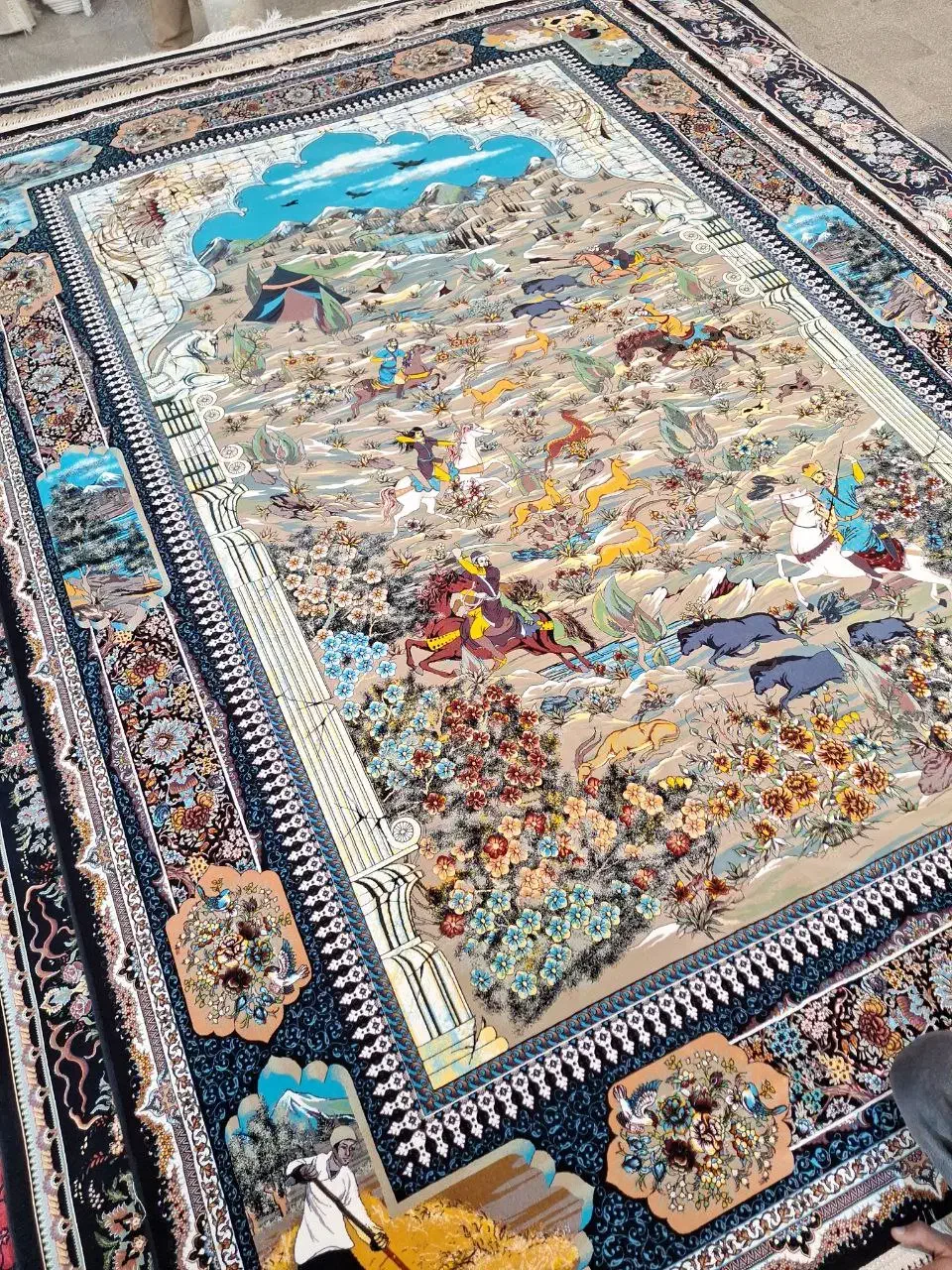 فرش اصیل شکارگاه سنتی ۱۲۰۰شانه دستبافتگونه|فرش|کاشان, مزرعه نو|دیوار