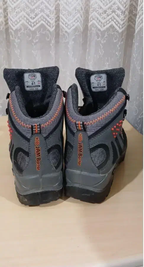 کفش کوهنوردی|کیف، کفش، کمربند|مشهد, پایگاه شکاری|دیوار