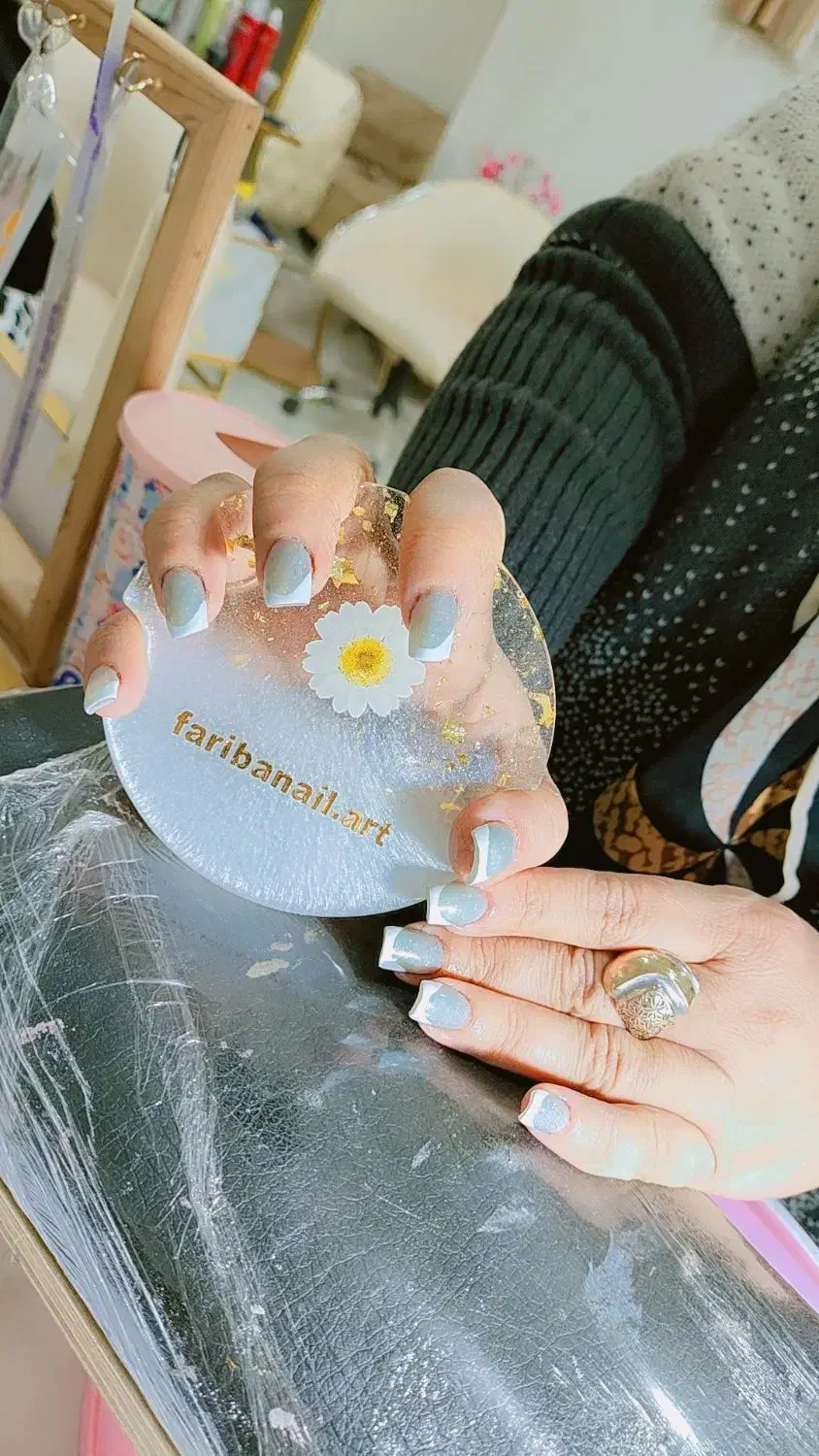 کاشت ناخن 300 تومان فقط پول مواد|خدمات آرایشگری و زیبایی|سیرجان, |دیوار