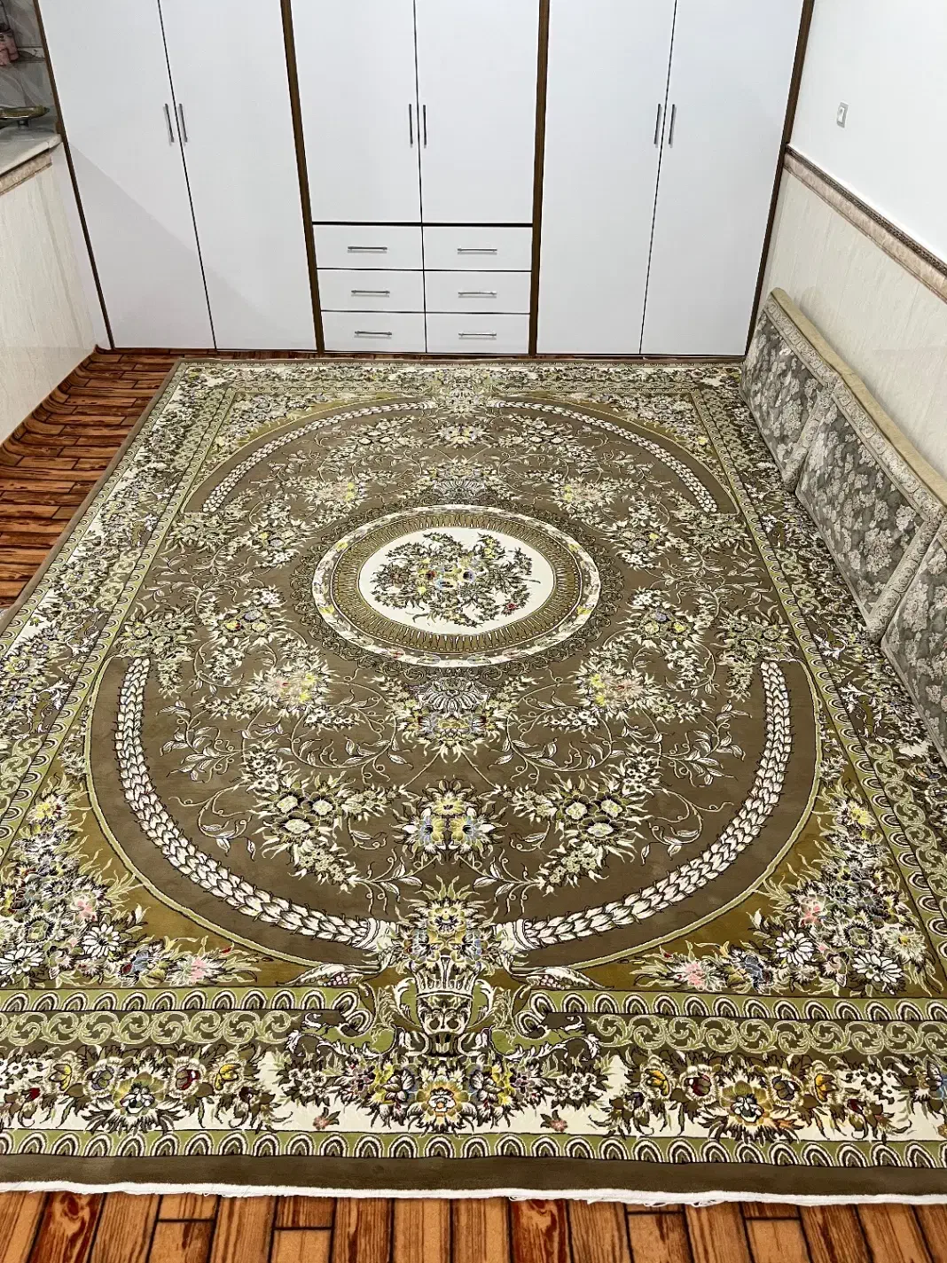 فرش و پشتی|فرش|اقبالیه, |دیوار