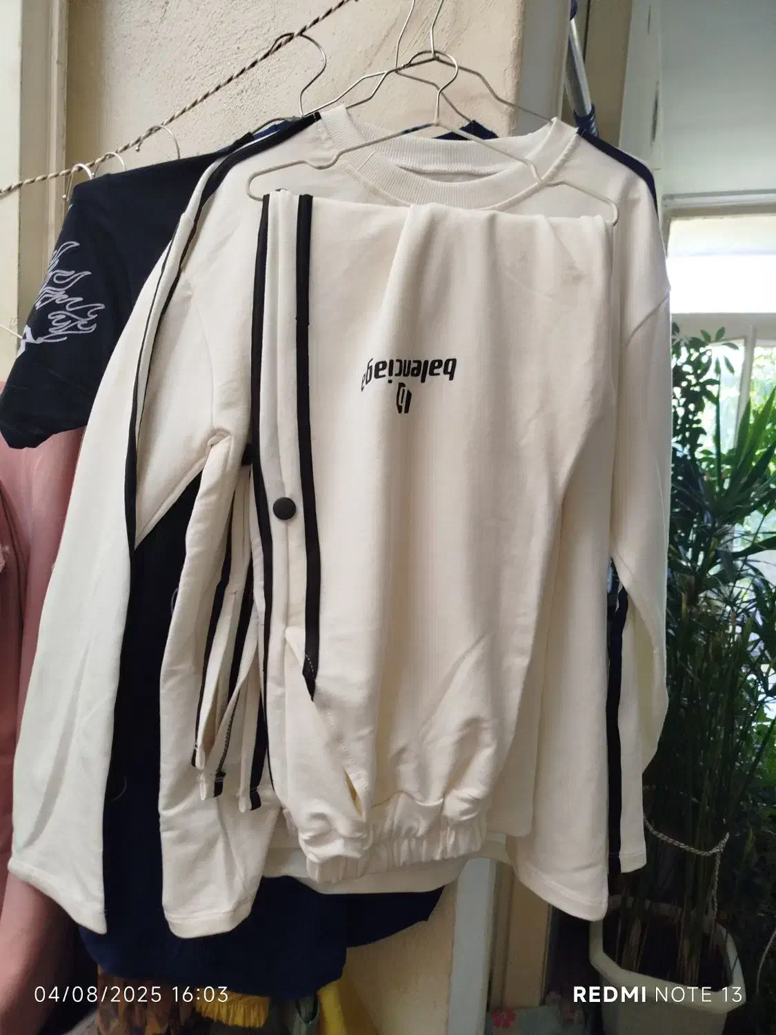 لباس های زنانه و بچه گانه|لباس|بروجن, |دیوار