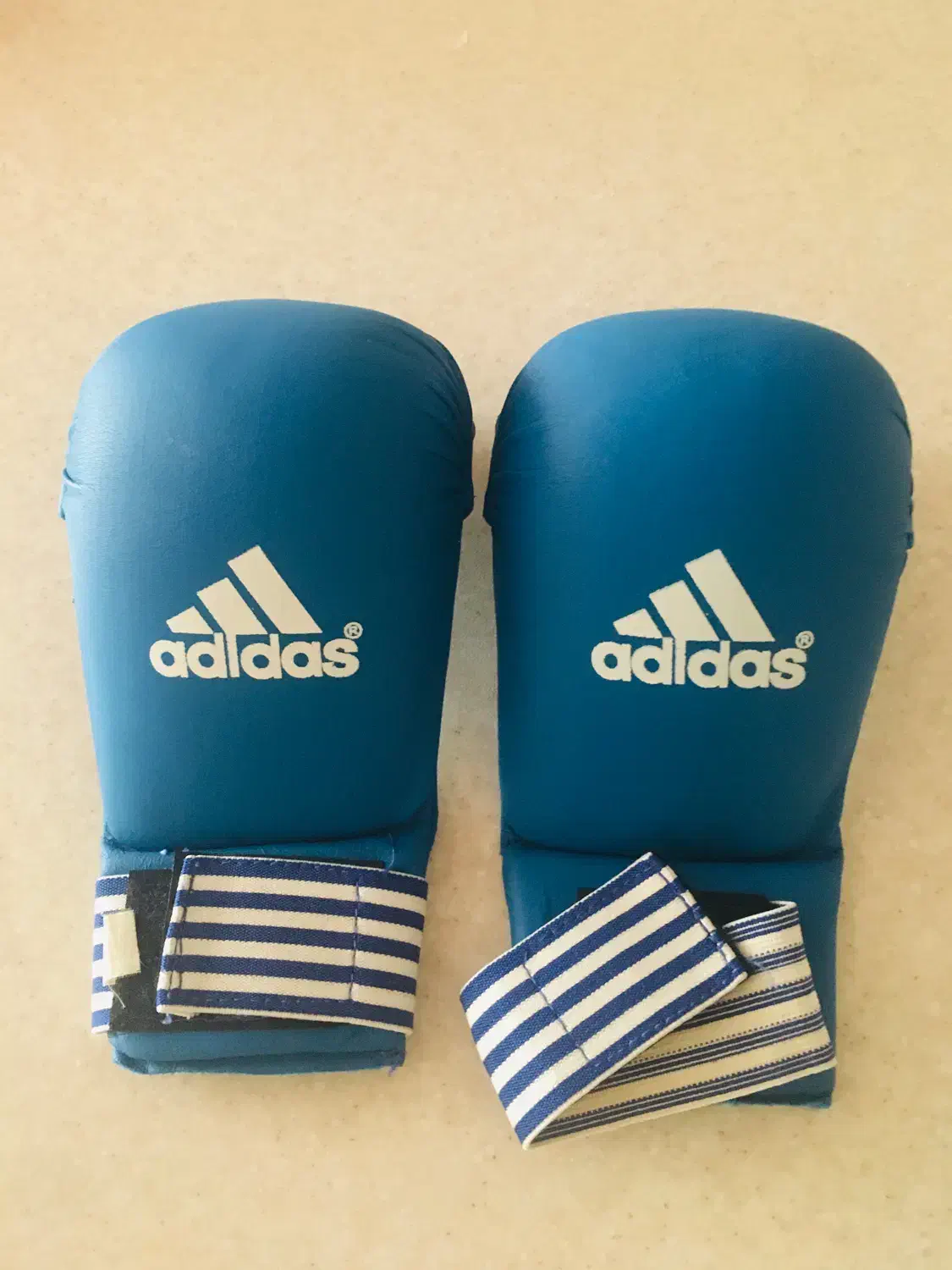 دستکش|تجهیزات ورزشی|مهاجران, |دیوار