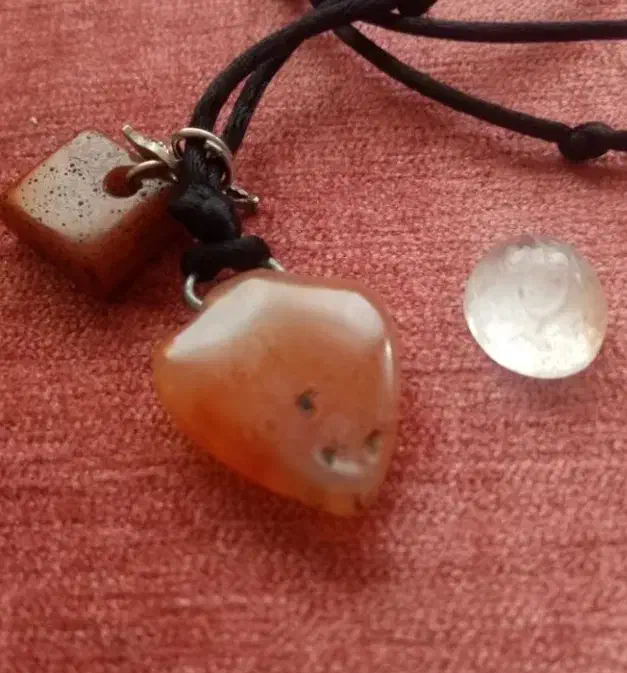 کهربا وعقیق قدیمی، درنجف اصلی، حکاکی|جواهرات|اردبیل, |دیوار