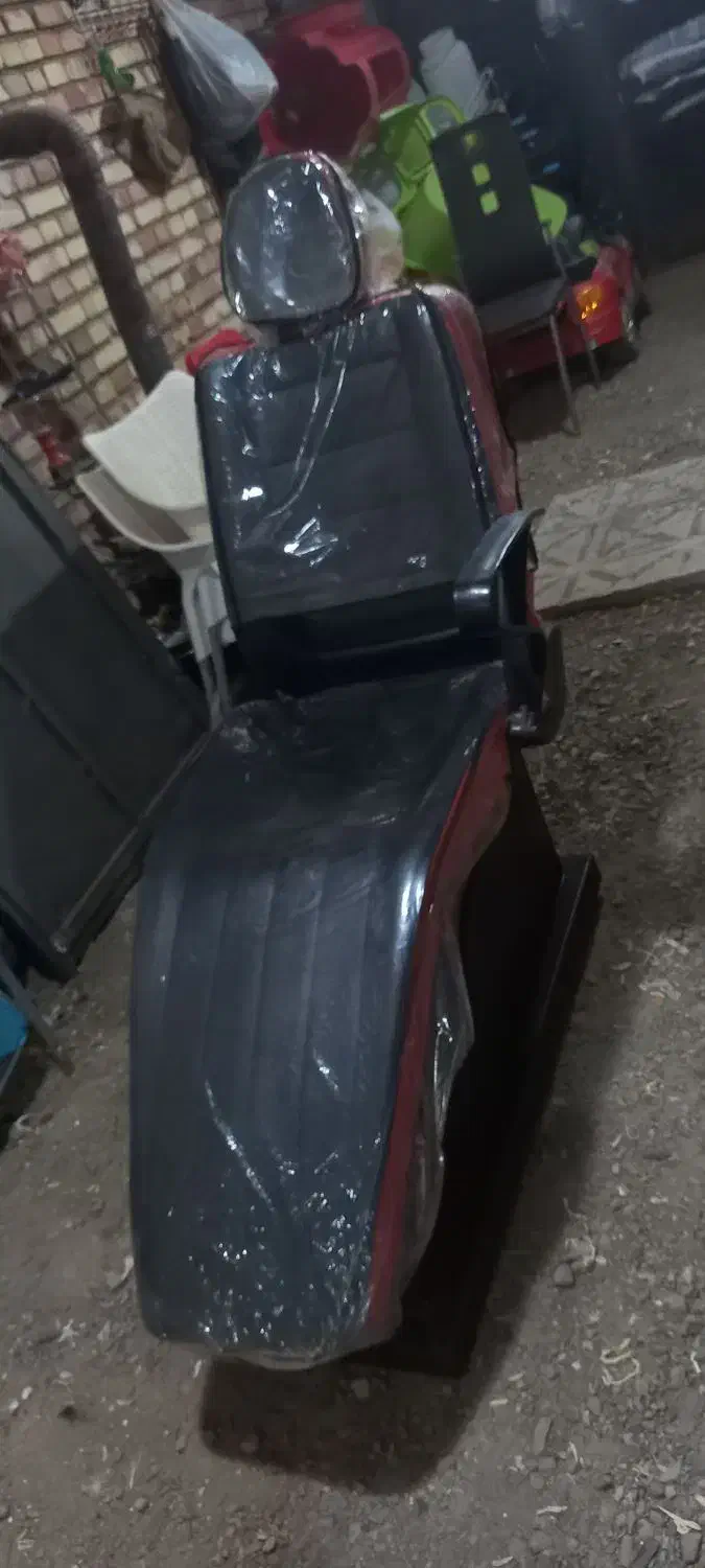 صندلی آرایشگاه و تاتو نو و تمییز با میزکوچک تاتو|آرایشگاه و سالن‌های زیبایی|مرند, |دیوار