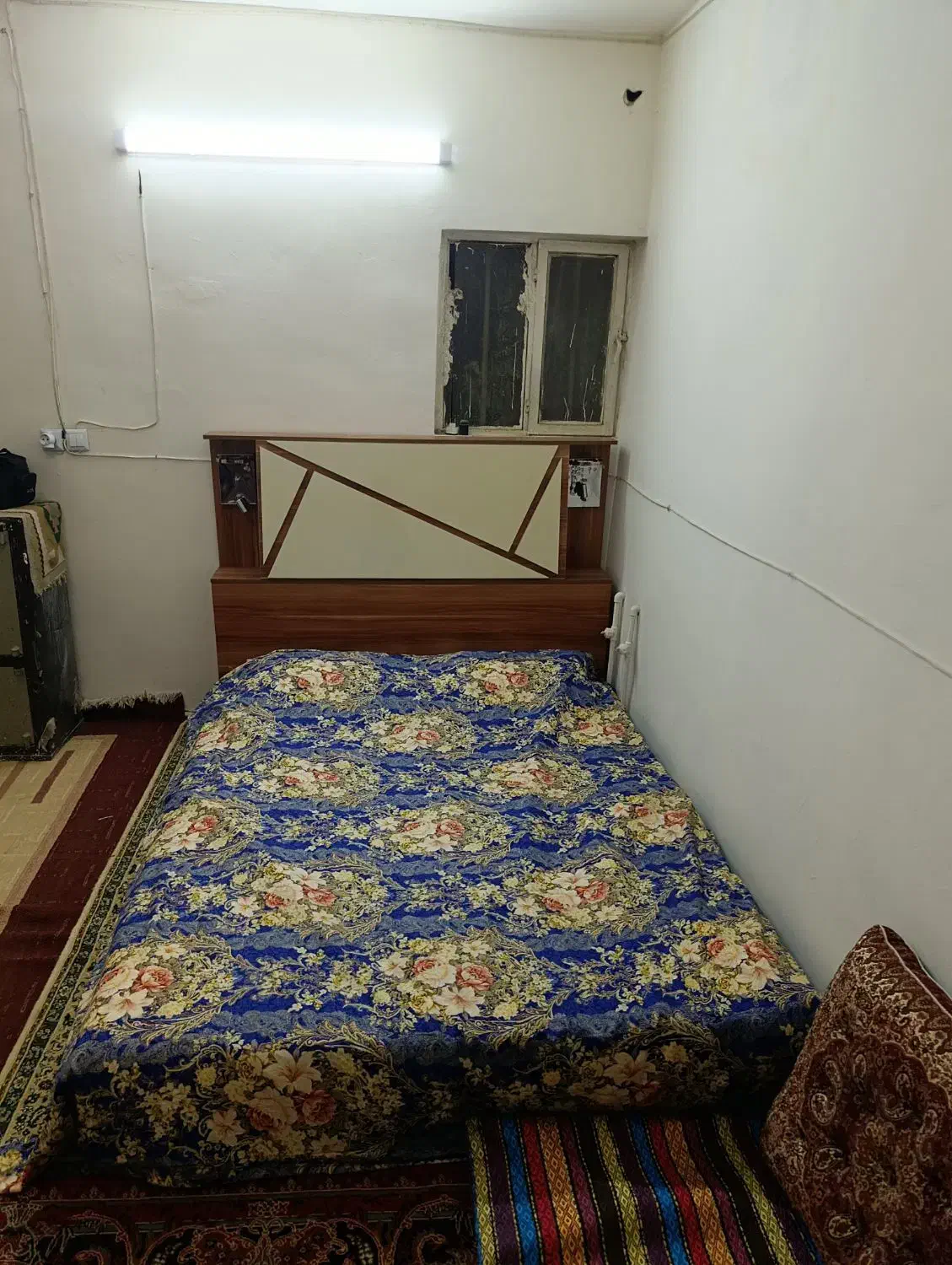 یک عدد تخت دو نفره سالم با تدتا شاه نشین سالم|تخت و سرویس خواب|رباط‌کریم, انجم آباد|دیوار