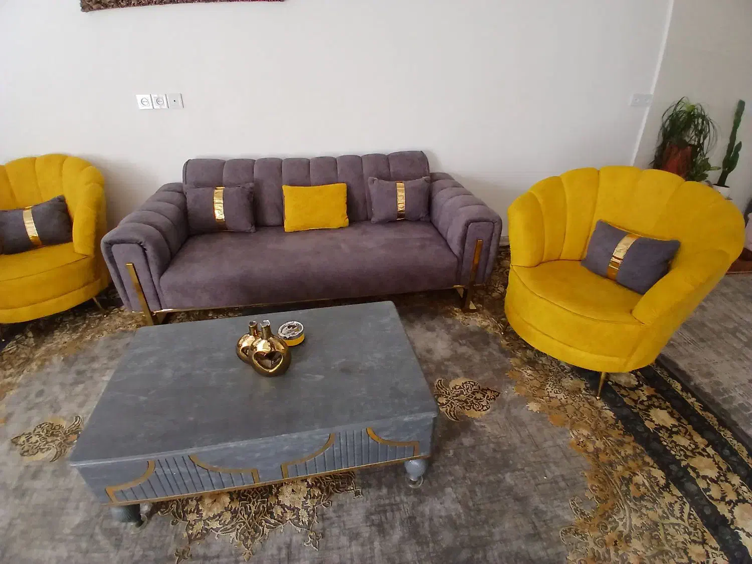 مبل در حد نو|مبلمان خانگی و میز عسلی|کاکی, |دیوار