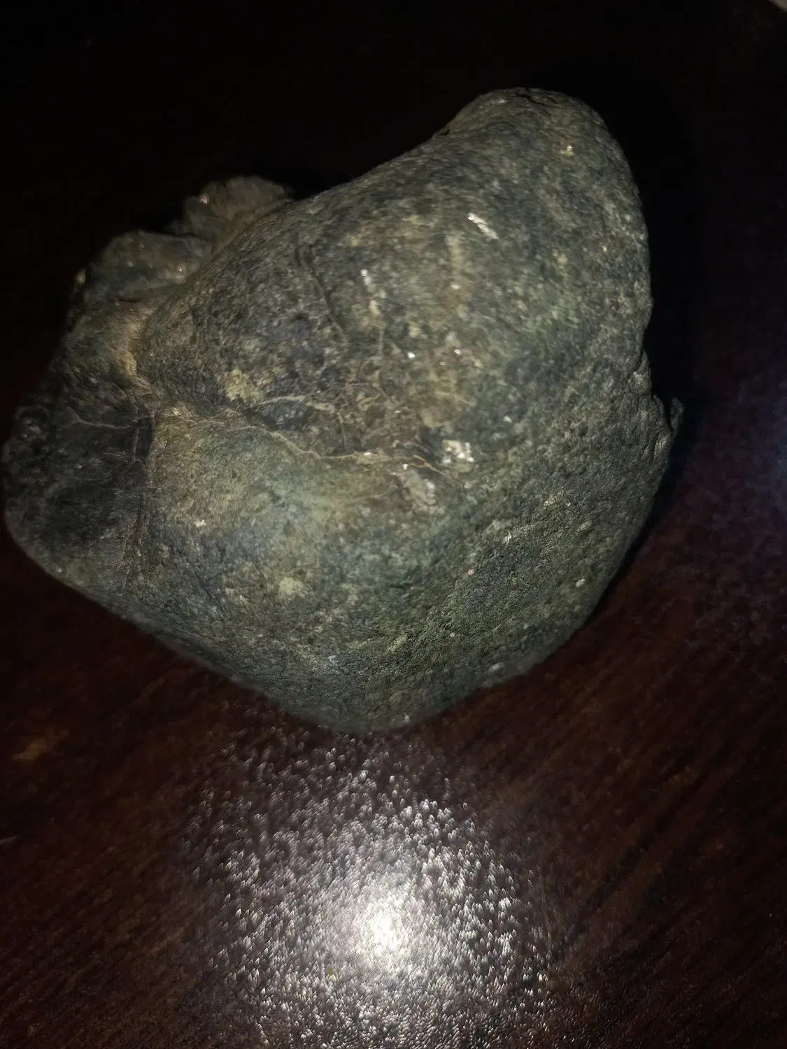 شهاب سنگ که دورن سنگ تیکهایی فلز|جواهرات|اندیشه, اندیشه فاز ۱|دیوار