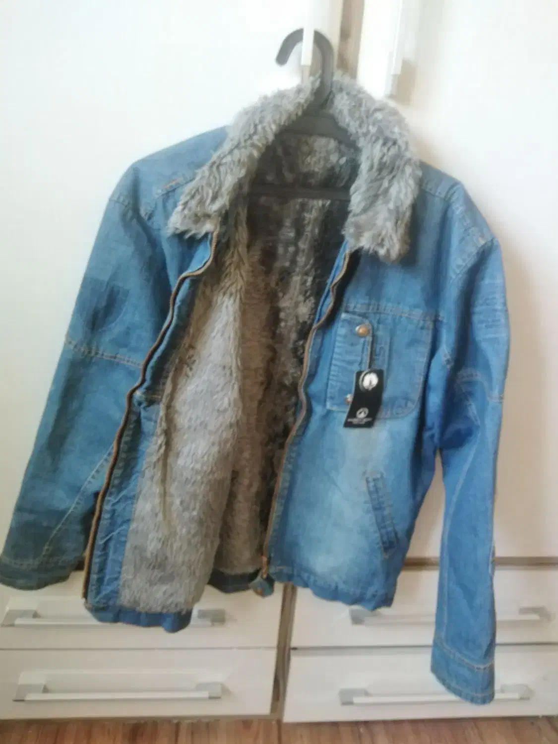 کاپشن|لباس|شهرکرد, |دیوار