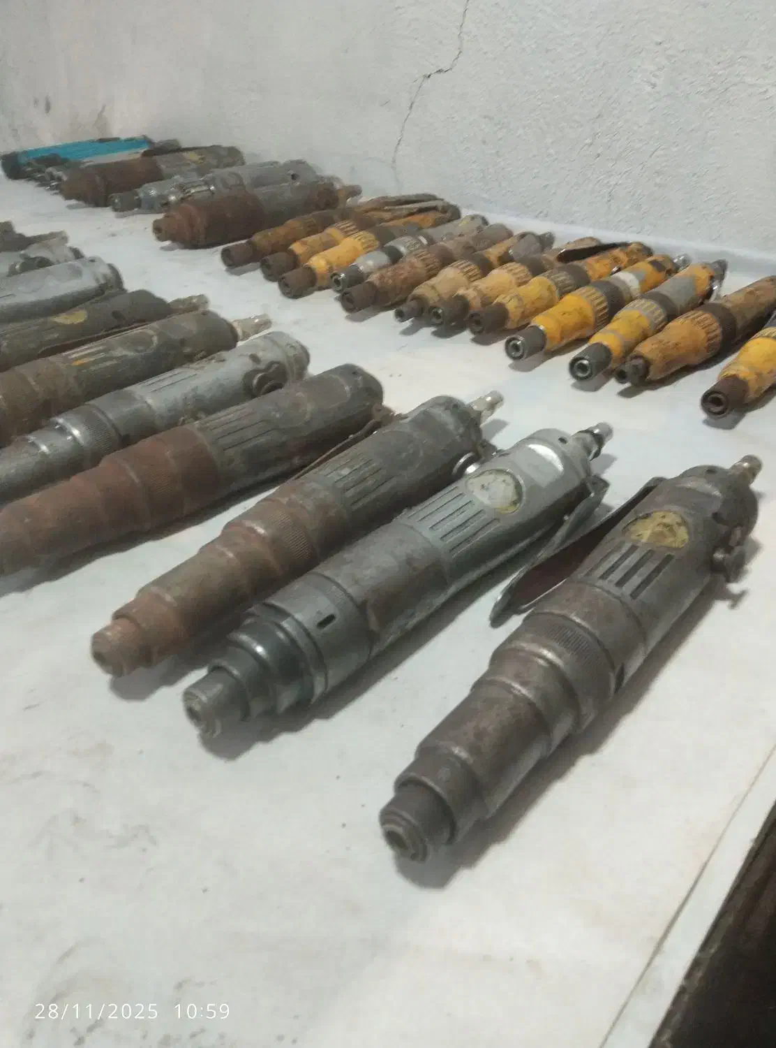 تعدادی پیچگوشتی بادی|ابزارآلات|بهارستان, |دیوار