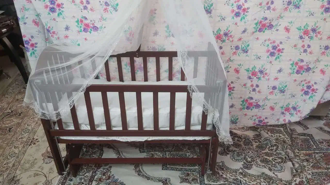 تخت وگهواره تمام چوب نوزاد کنار مادر با سرویس خواب|تخت و صندلی بچه|یزد, |دیوار