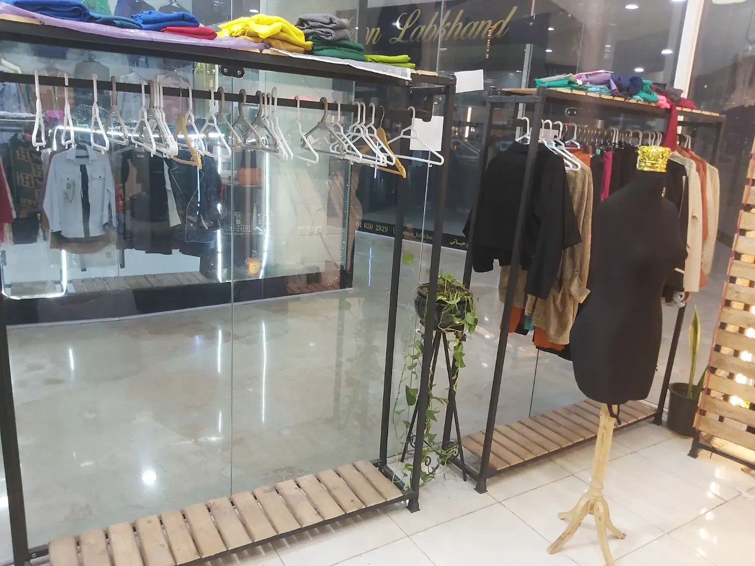 فروش فوری وسایل مغازه لباس فروشی|فروشگاه و مغازه|بندر ماهشهر, |دیوار