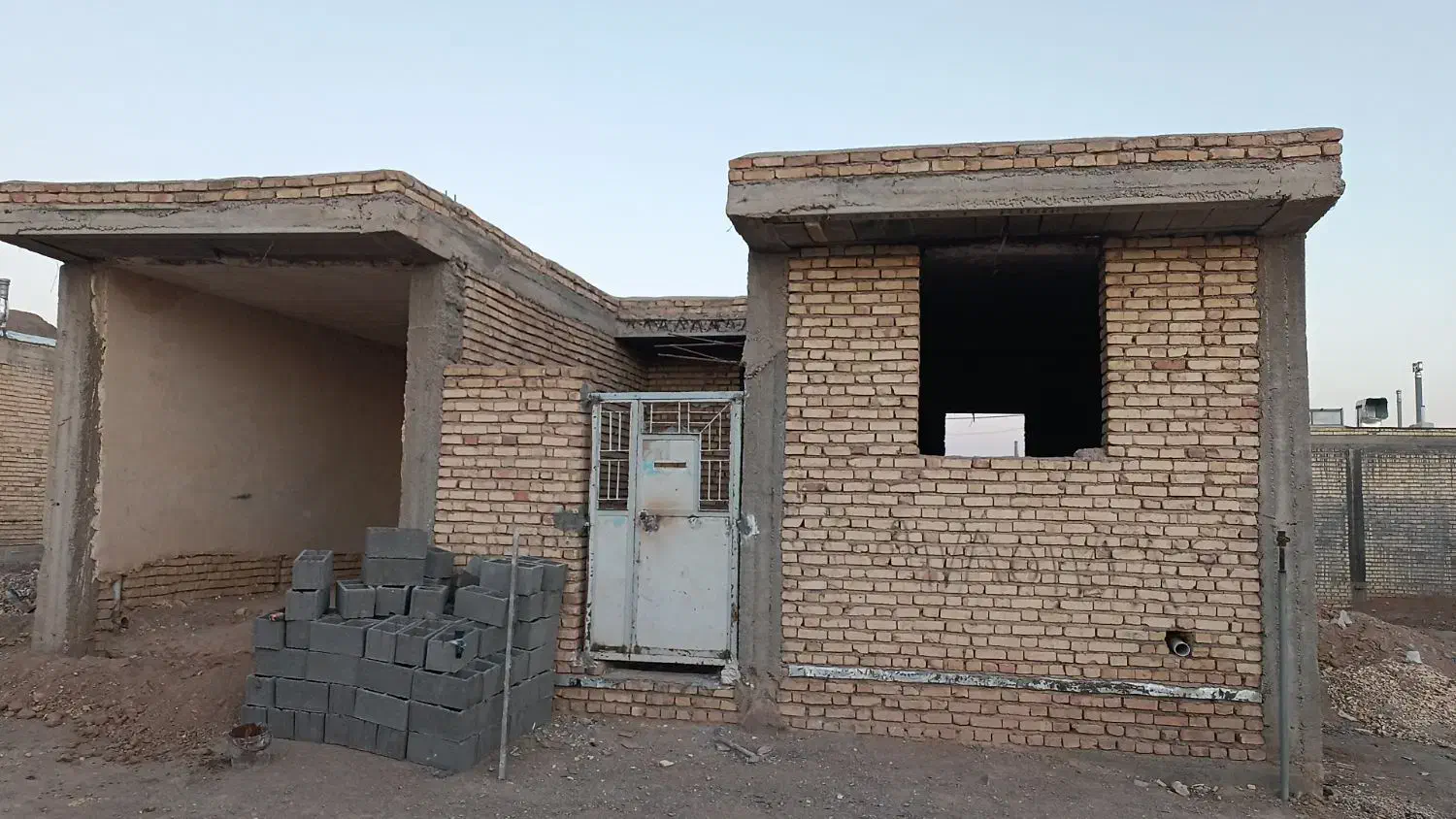 خانه نیمه ساخته در دهدق|فروش خانه و ویلا|آباده, |دیوار