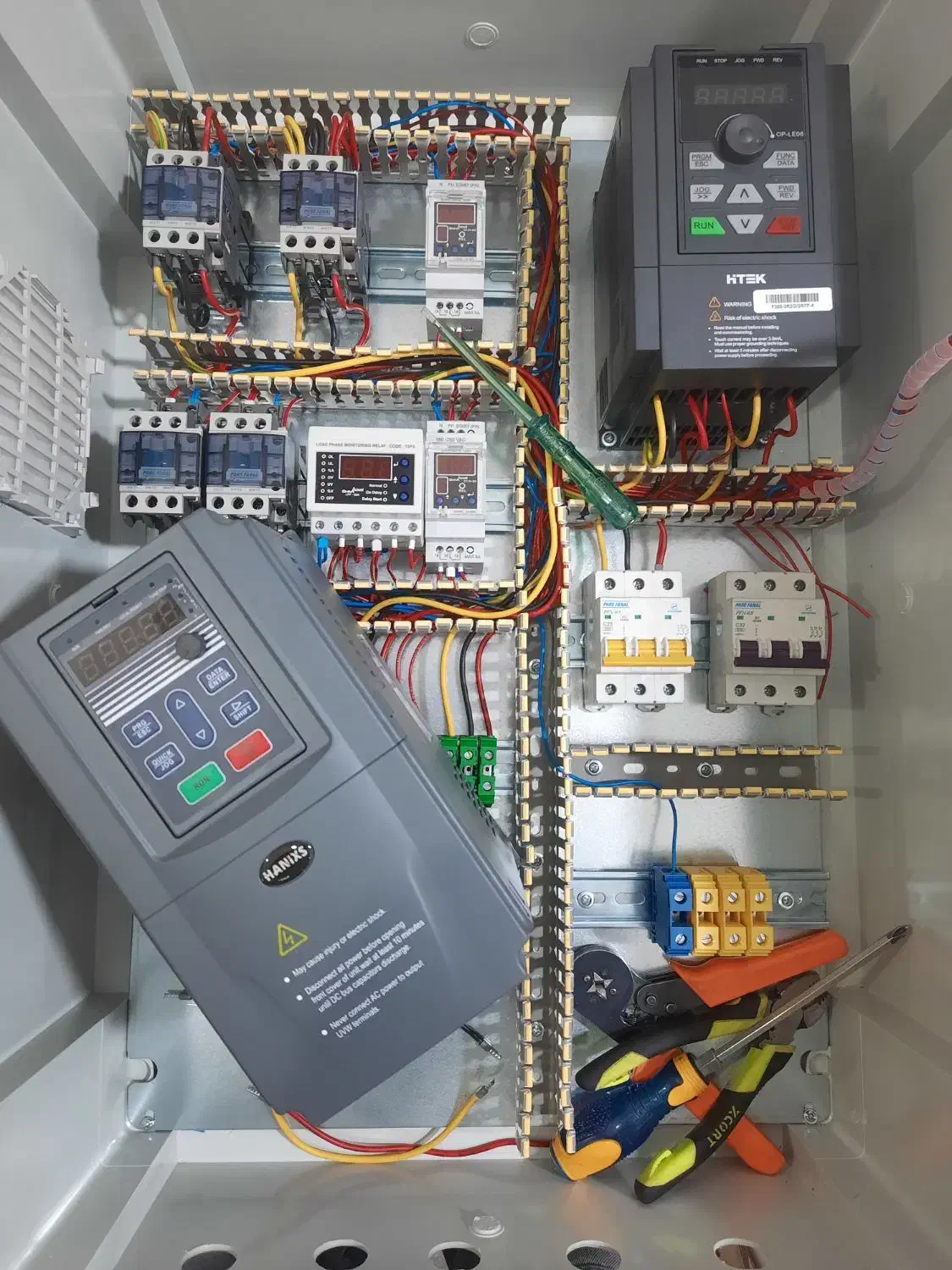 مونتاژ و عیب یابی تخصصی تابلو برق تک فاز و سه فاز|خدمات پیشه و مهارت|اراک, |دیوار