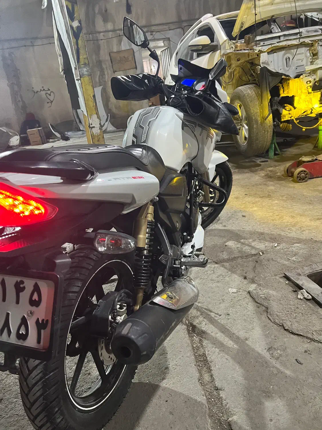 اپاچی سفید ۱۸۰ کم کارکرد مدل۹۵|موتورسیکلت|تهران, شهرک استقلال|دیوار