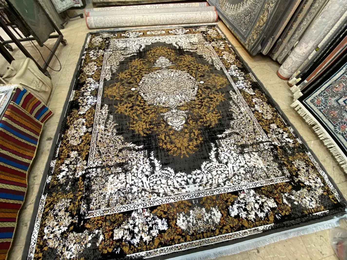 فرش مهتاب فیلی طلاکوب داخل رول نگین مشهد|فرش|بندر گناوه, |دیوار