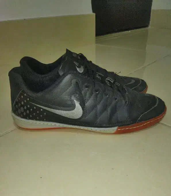 کفش چمنی و سالنی نایک|کیف، کفش، کمربند|کلاله, |دیوار