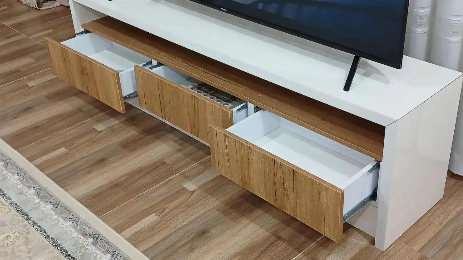 میز تلویزیون ۱ متر و ۶۵ سانتی بسیار تمیز|میز تلویزیون|اندیمشک, |دیوار