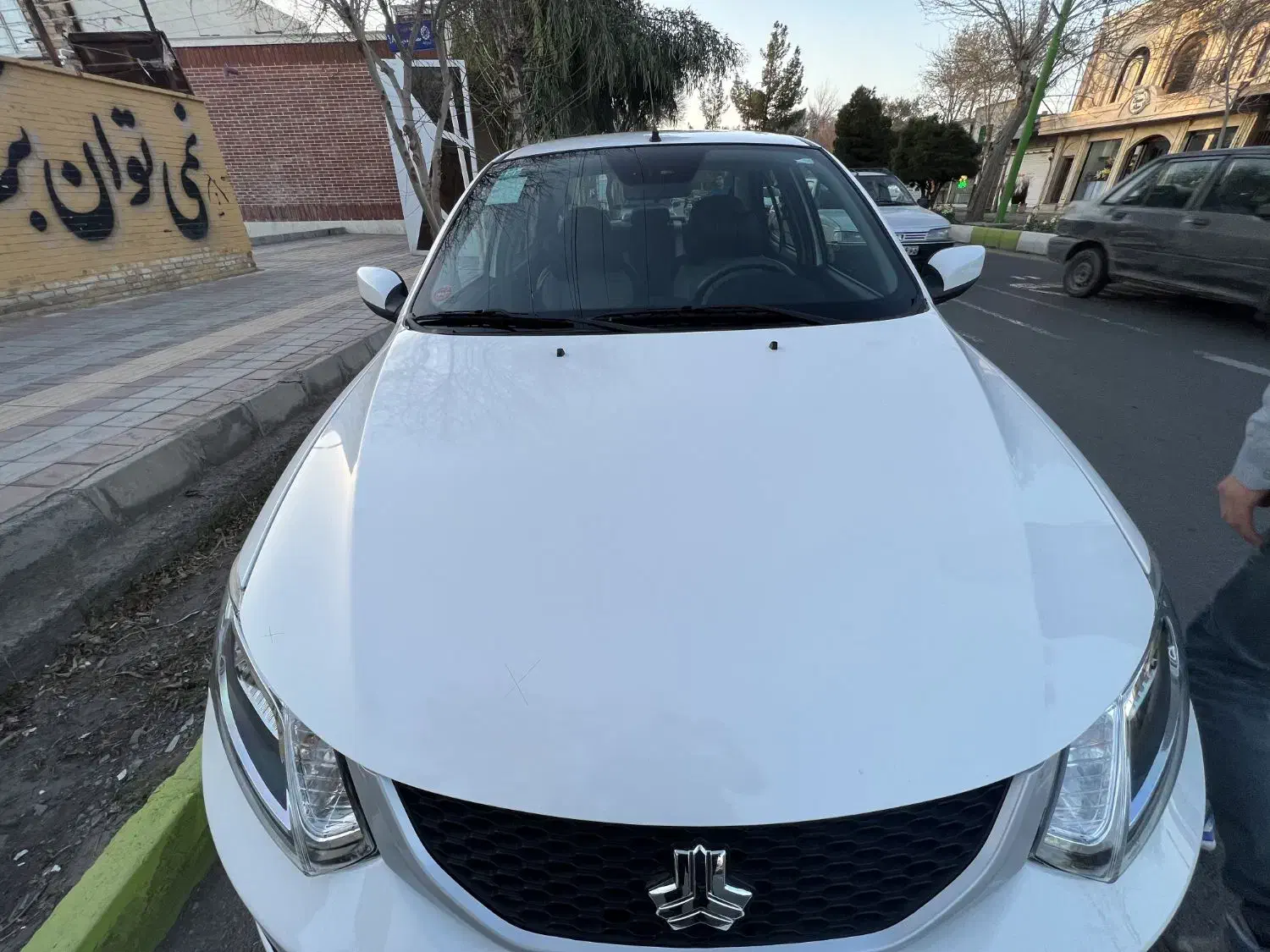 ساینا S|خودرو سواری و وانت|شیراز, بعثت|دیوار