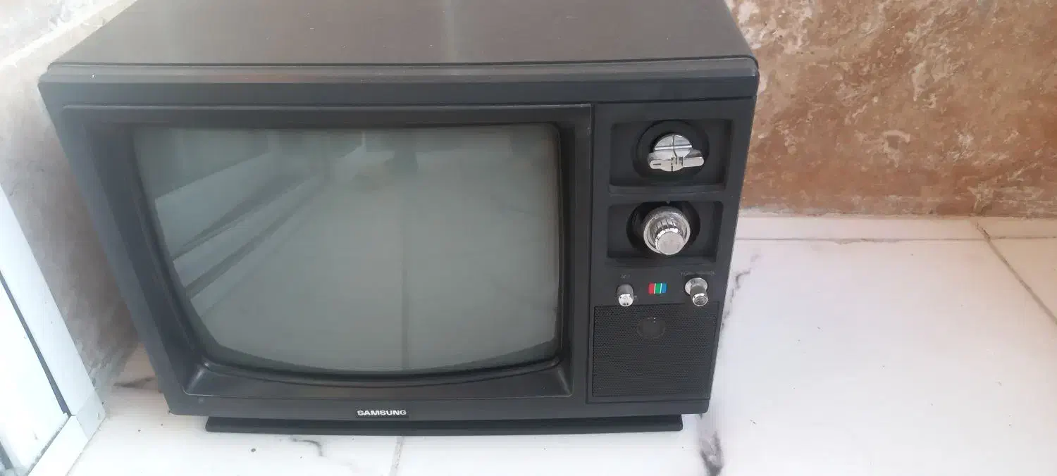 تلویزیون در حد نو بسیار قدیمی|کلکسیون اشیاء عتیقه|کرمان, |دیوار