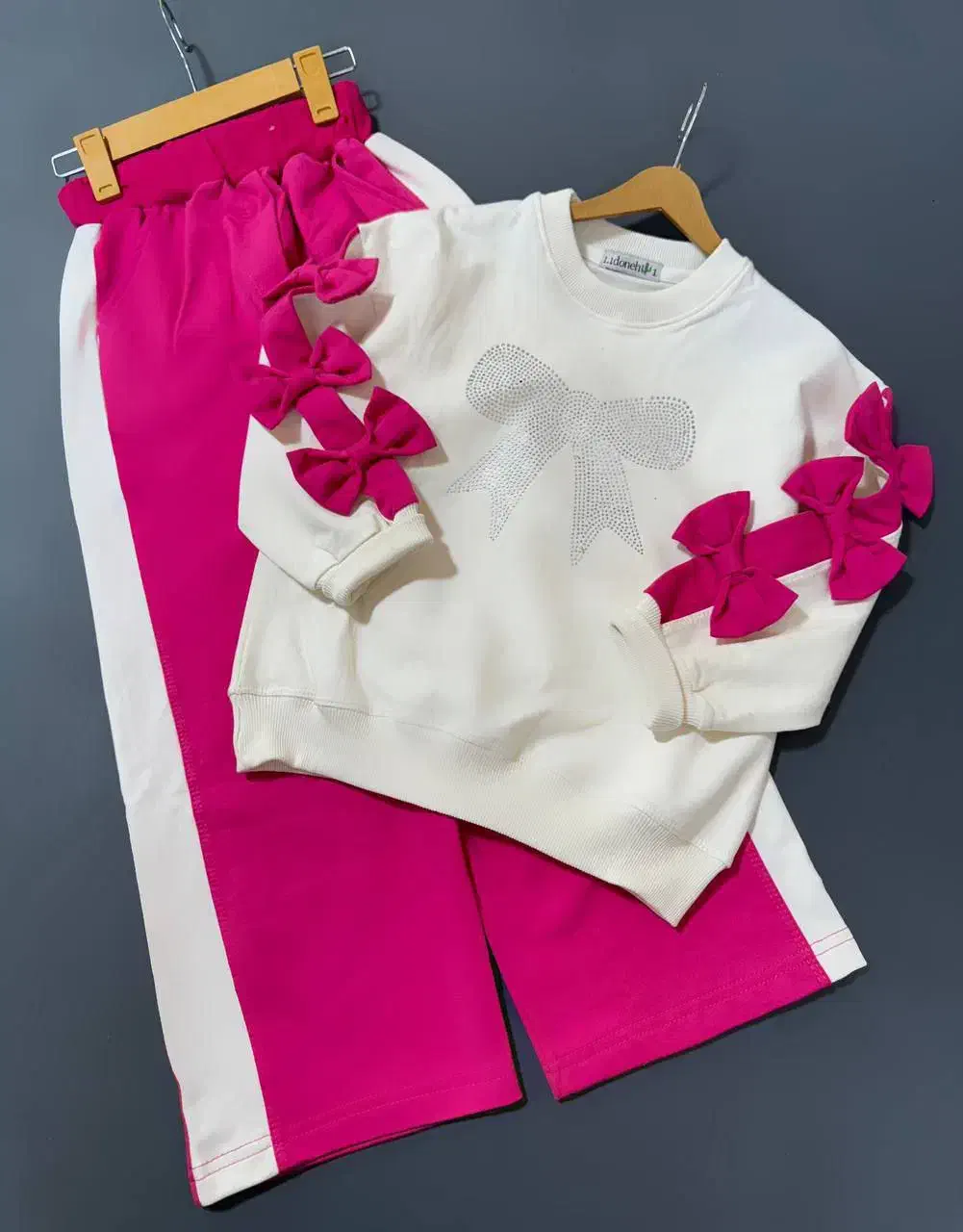 بچگانه مناسب|کفش و لباس بچه|میانه, |دیوار