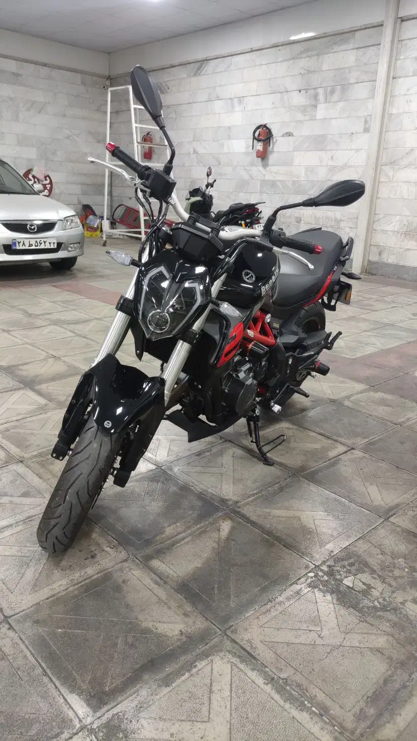 بنلی 300|موتورسیکلت|اندیشه, اندیشه فاز ۱|دیوار