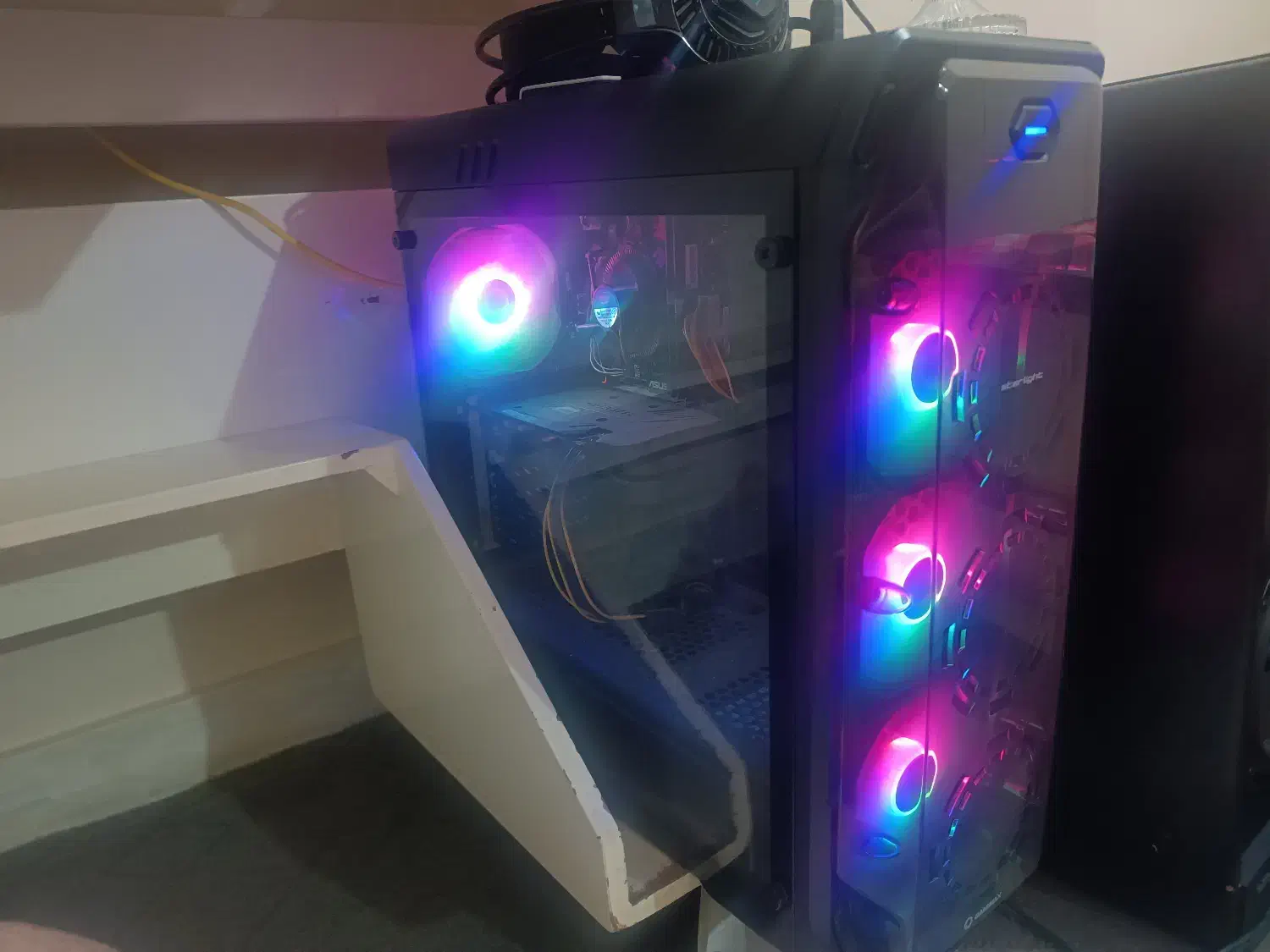 گیمینگ|رایانه رومیزی|رباط‌کریم, رباط‌کریم|دیوار