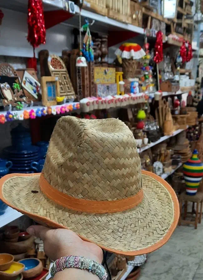 کلاه حصیری کابویی|لباس|رشت, هلال احمر|دیوار